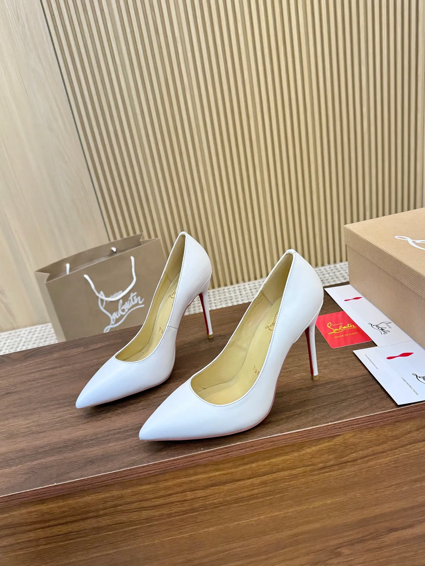 💕💕Factory direct selling price p440💕💕 Genuine leather sole +40 shipped all year round💝Christian Louboutin CL👠 "Imported cow patent leather💎Side hollow series" noble and luxurious, real blingbling👟👟 real materials, all customized by the pattern maker, and the materials are made of original customized materials to achieve the taste of the original 5 color options💍 Upper: Imported 👉cow patent leather💪 Lining: Sheepskin foot pad/lining Size: 34-40.41.42 Heel height: two options: 10.5cm and 8.5cm